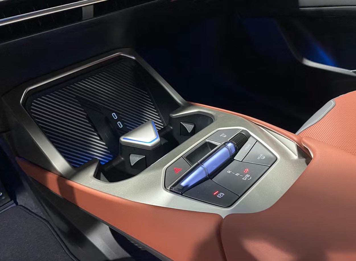 BMW iX3 50 xDrive M Sport mit AHK und Headup-Display-image-7