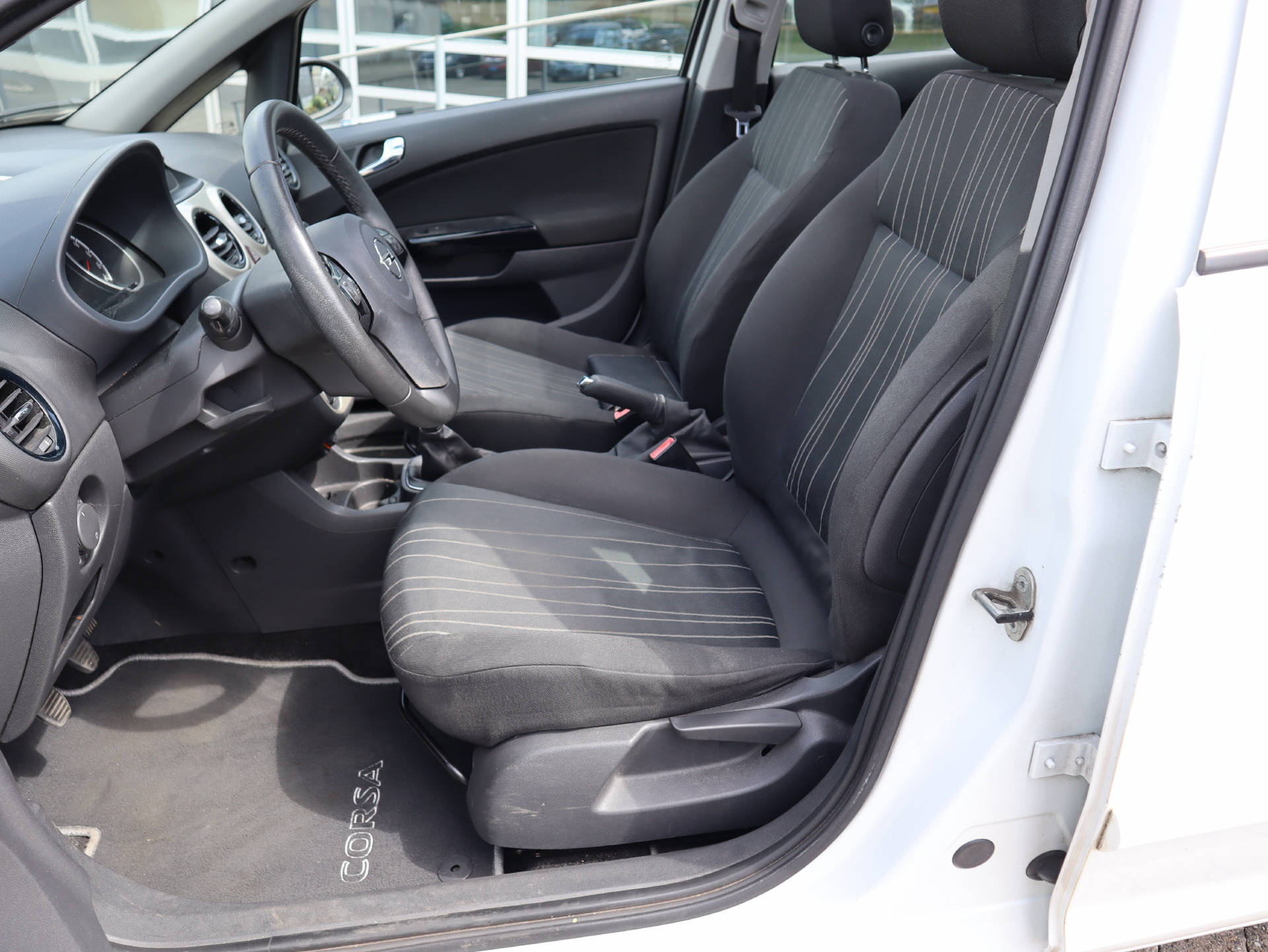 OPEL Corsa D 1.4i 16V TP Enjoy-image-9