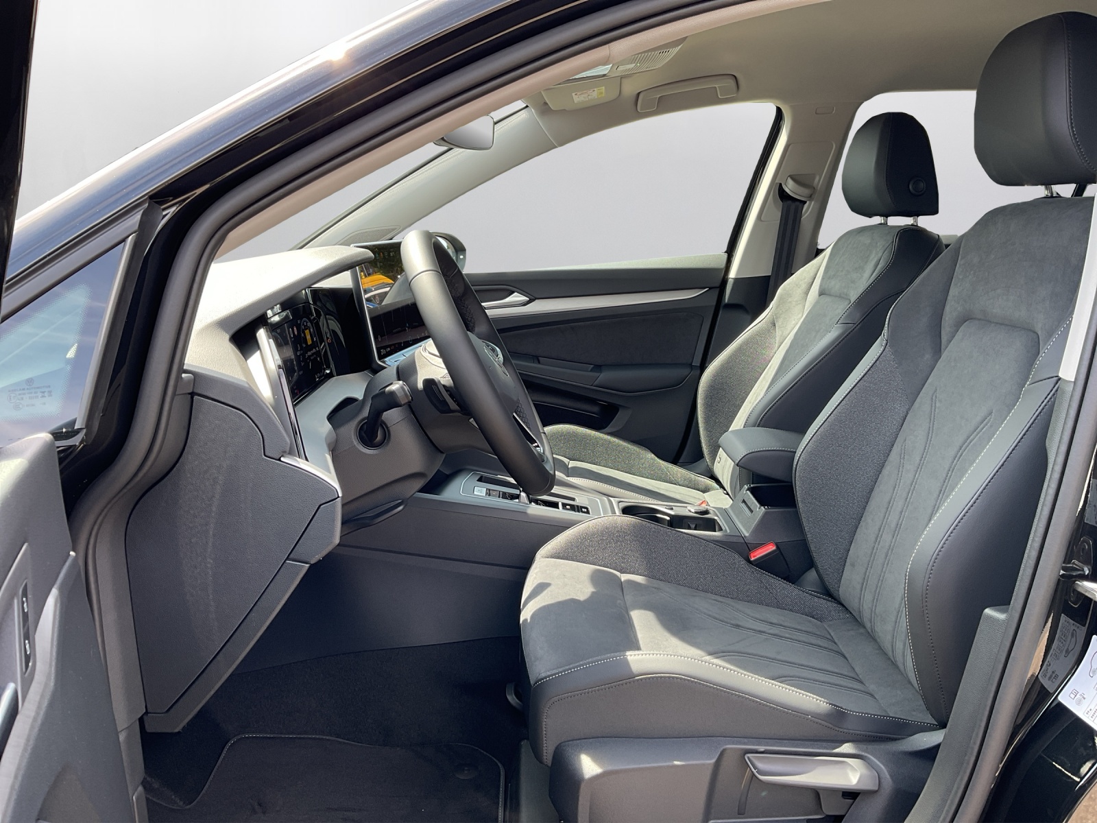 VW Golf 1.5 e TSI mHEV United DSG-image-9
