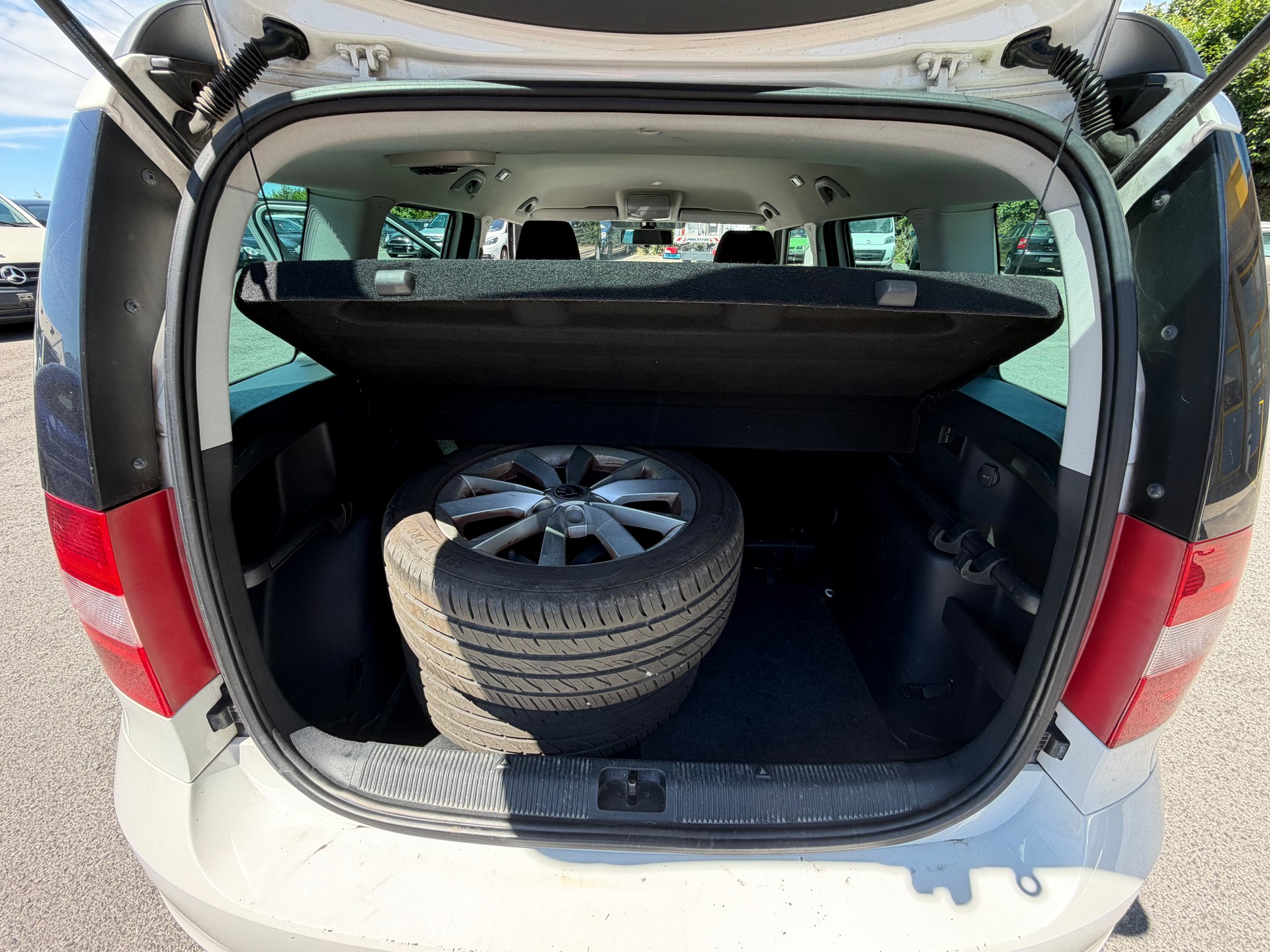 SKODA Yeti 1.4 TSI Elegance 4x2 DSG-image-8