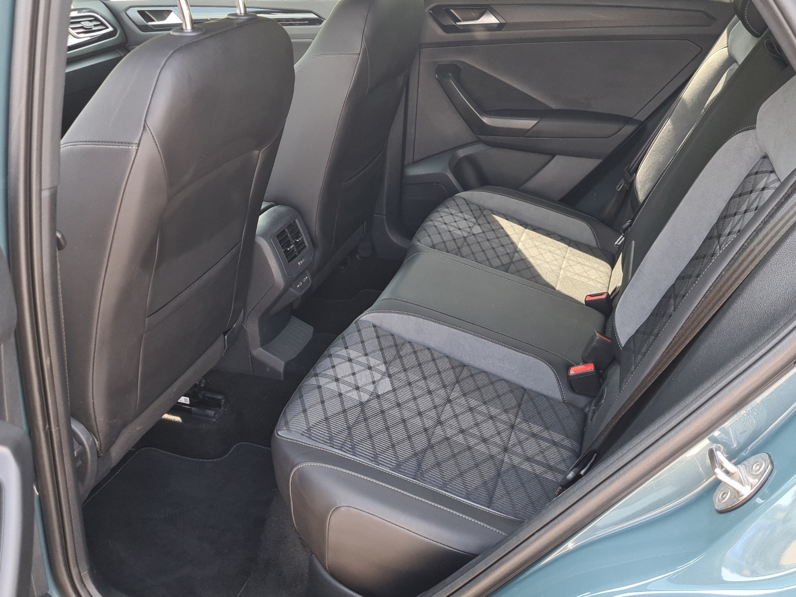 VW T-Roc 2.0 TSI R-Line DSG 4Motion-image-11