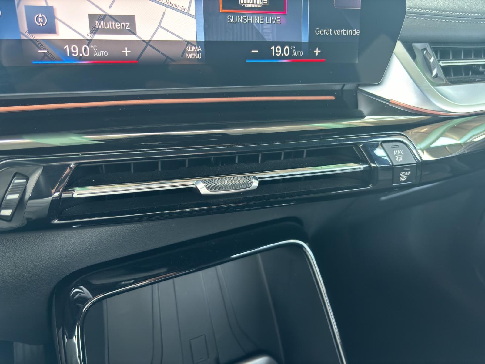 BMW 218i Active Tourer-image-13