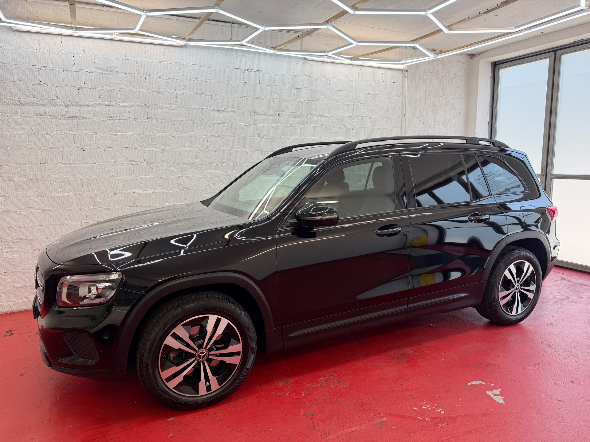 MERCEDES-BENZ GLB 200 7G-Tronic-showroom-element-1