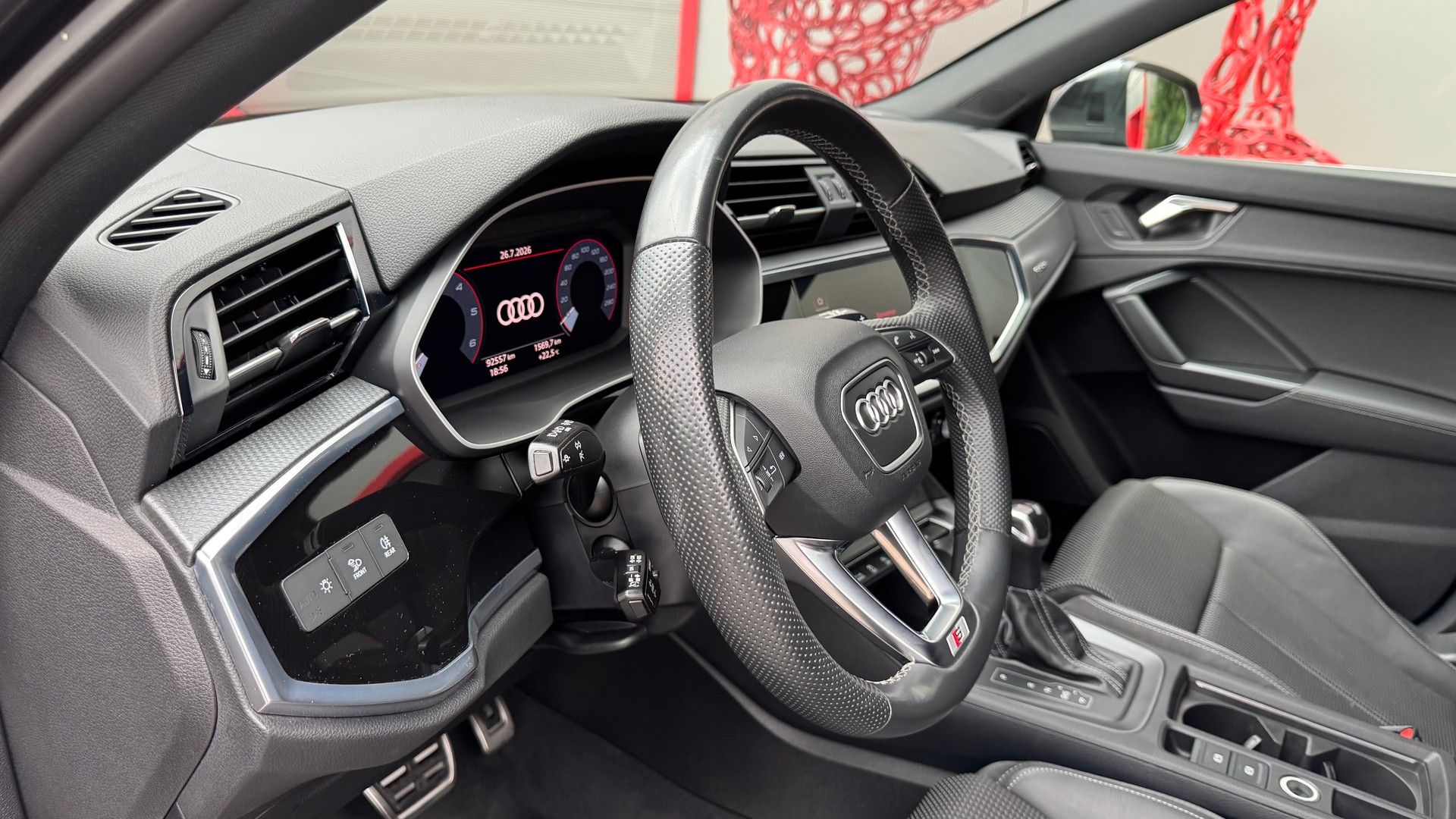 AUDI Q3 Sportback 40 TDI S line quattro S-tronic-image-8