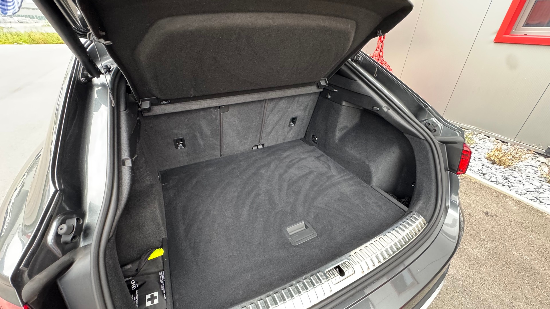 AUDI Q3 Sportback 40 TDI S line quattro S-tronic-image-27