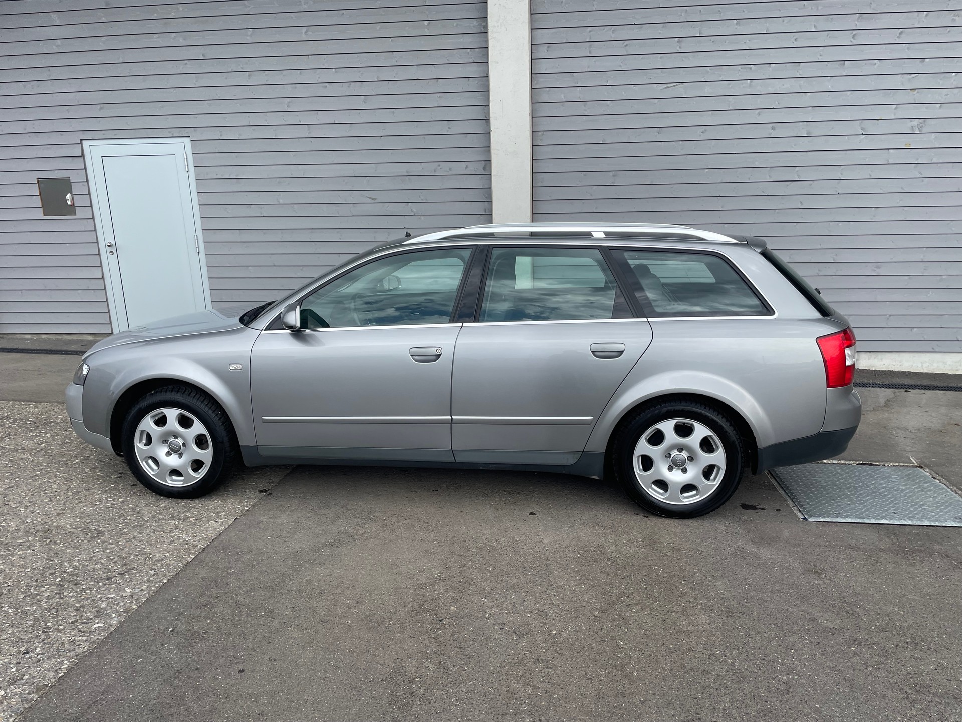 AUDI A4 Avant 2.5 TDI quattro-image-3