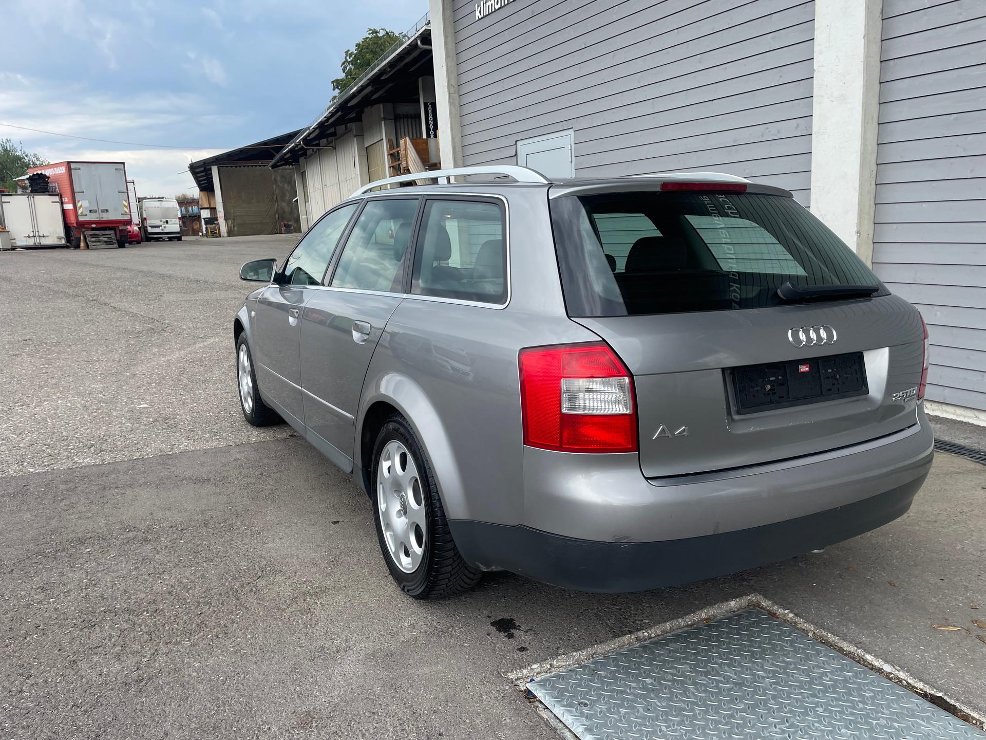 AUDI A4 Avant 2.5 TDI quattro-image-0