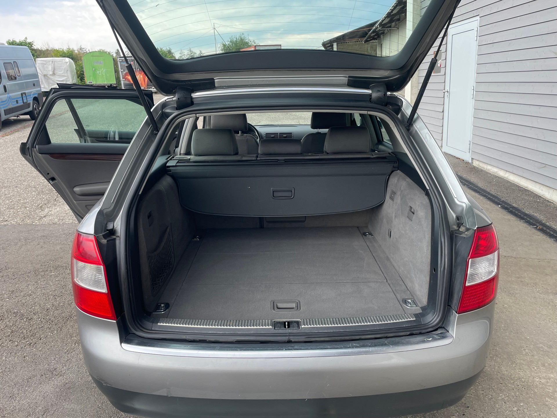 AUDI A4 Avant 2.5 TDI quattro-image-6
