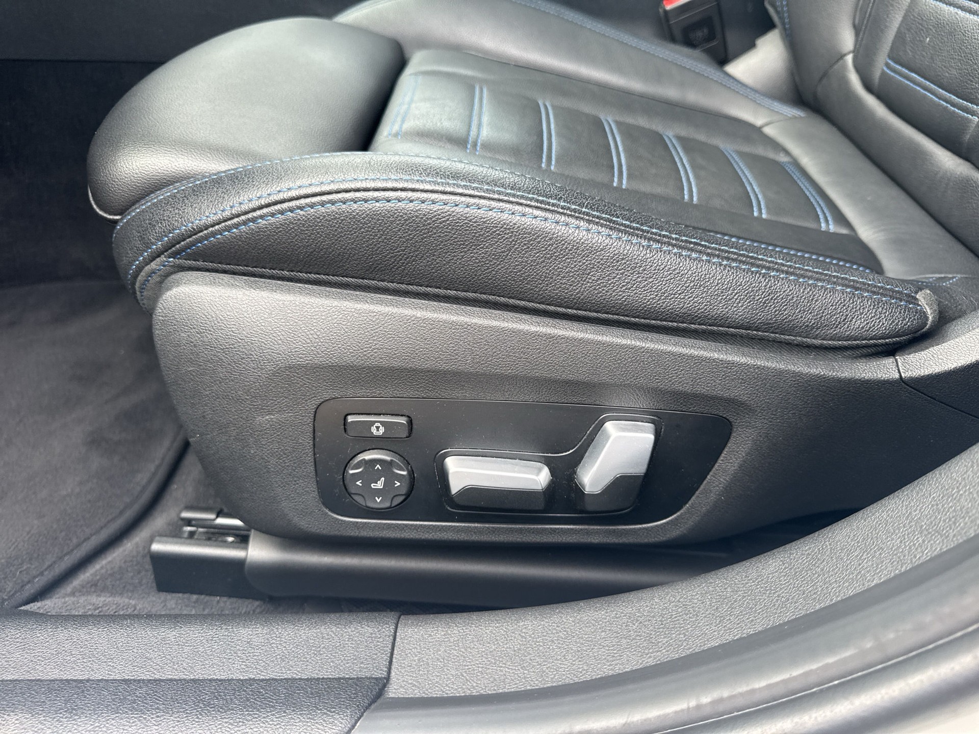 BMW 330d xDrive 48V Touring M Sport Steptronic-image-18
