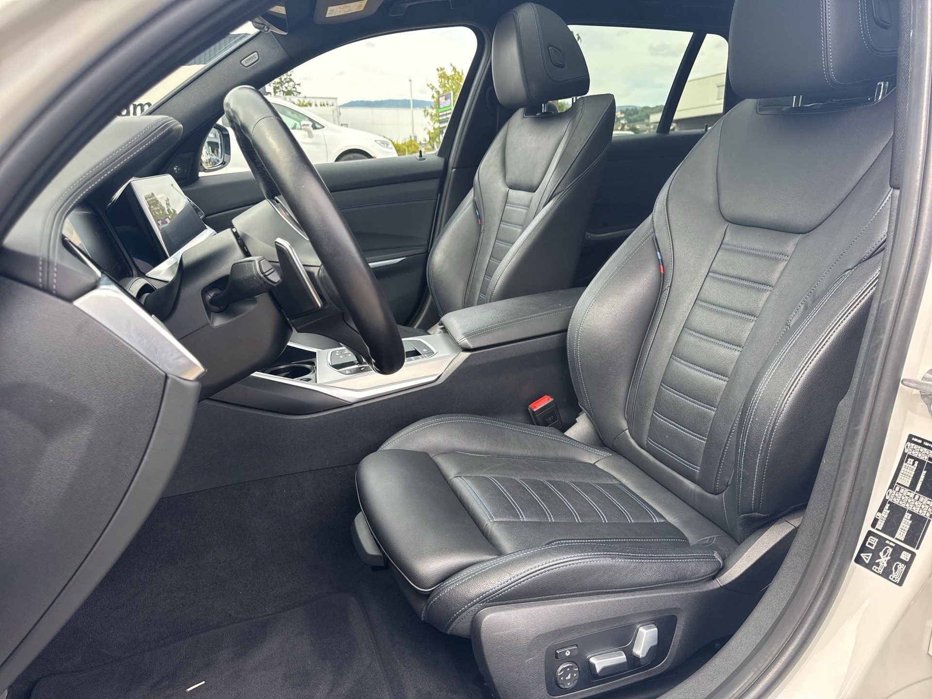 BMW 330d xDrive 48V Touring M Sport Steptronic-image-9