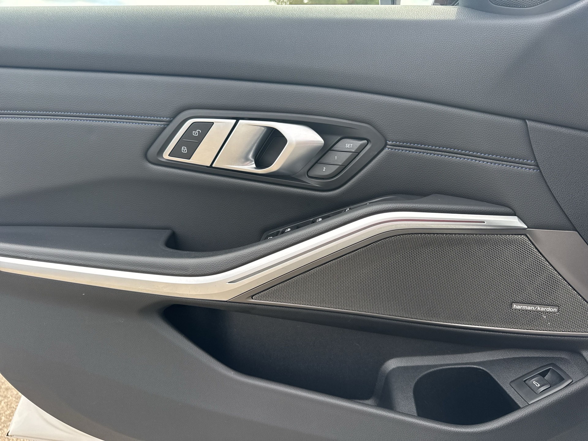 BMW 330d xDrive 48V Touring M Sport Steptronic-image-16