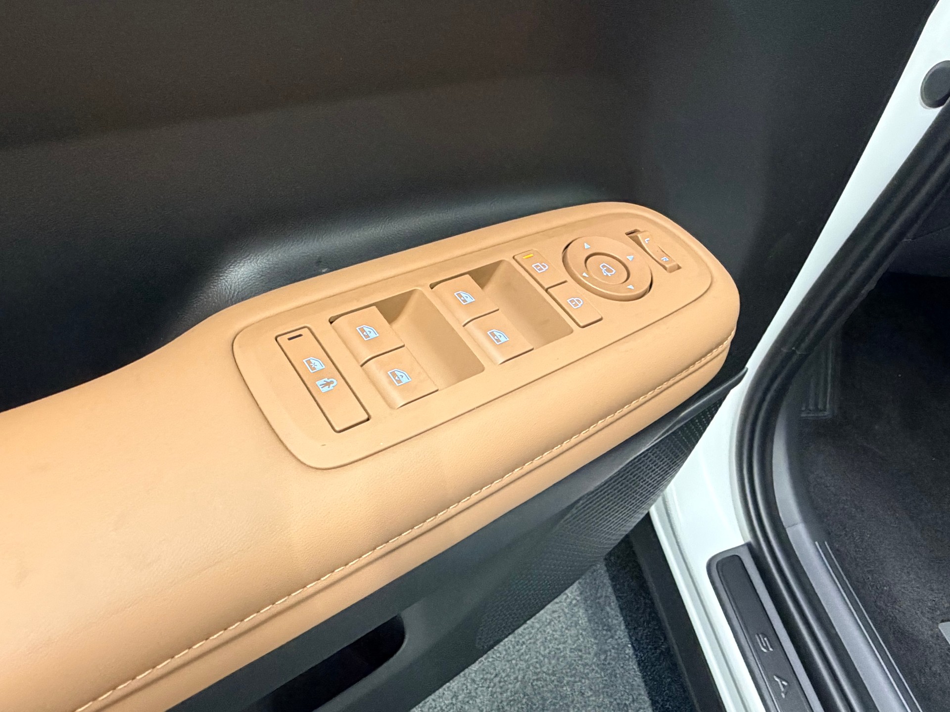 HYUNDAI Santa Fe 1.6 T-GDi PHEV Calligraphy 4WD Automatic-image-12