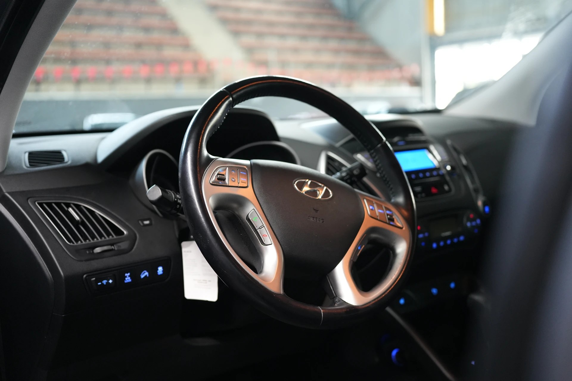 HYUNDAI iX 35 2.0 Style 4WD Automatic-image-6