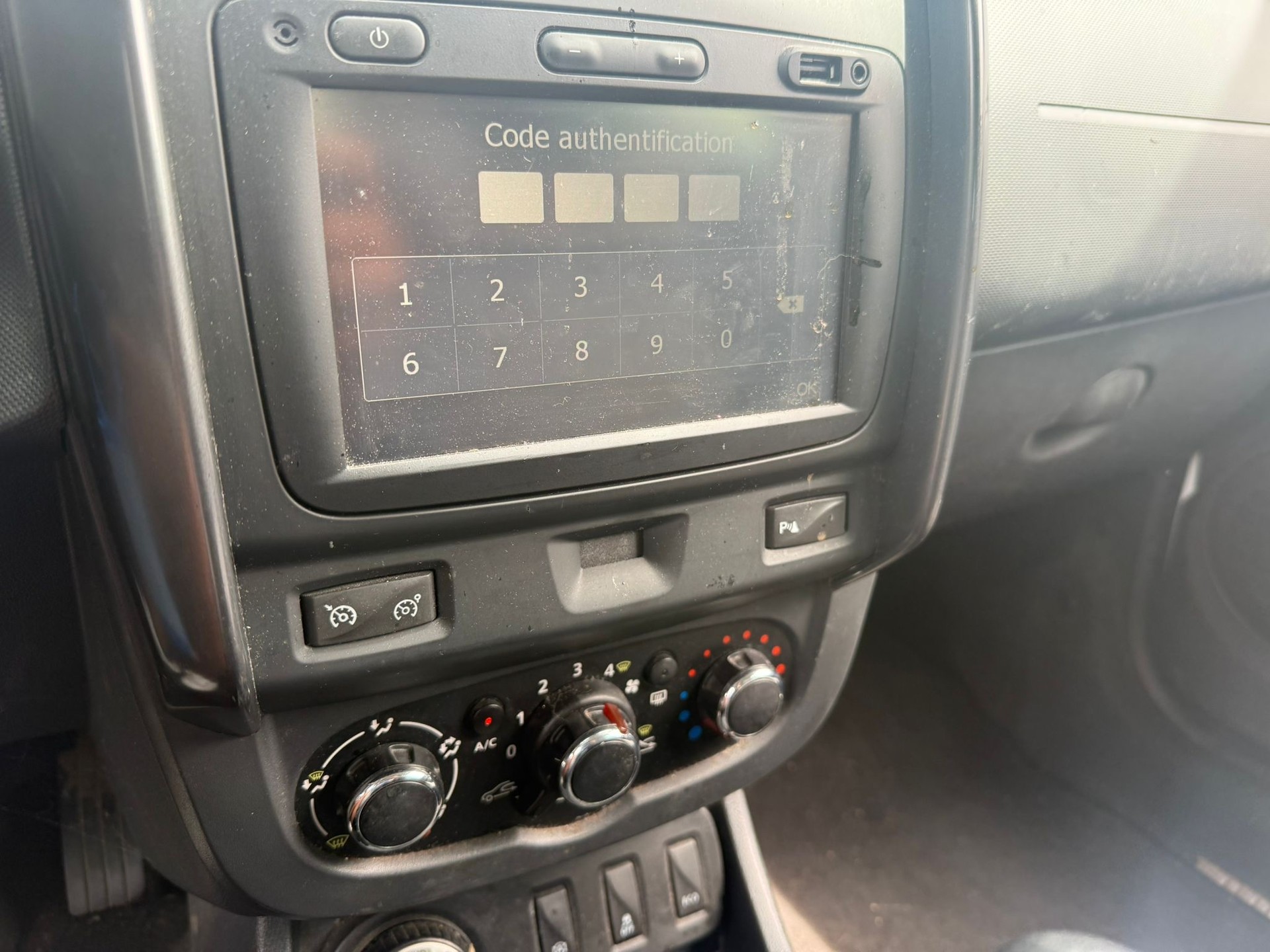 DACIA Duster 1.2 T Lauréate 4x4-image-9