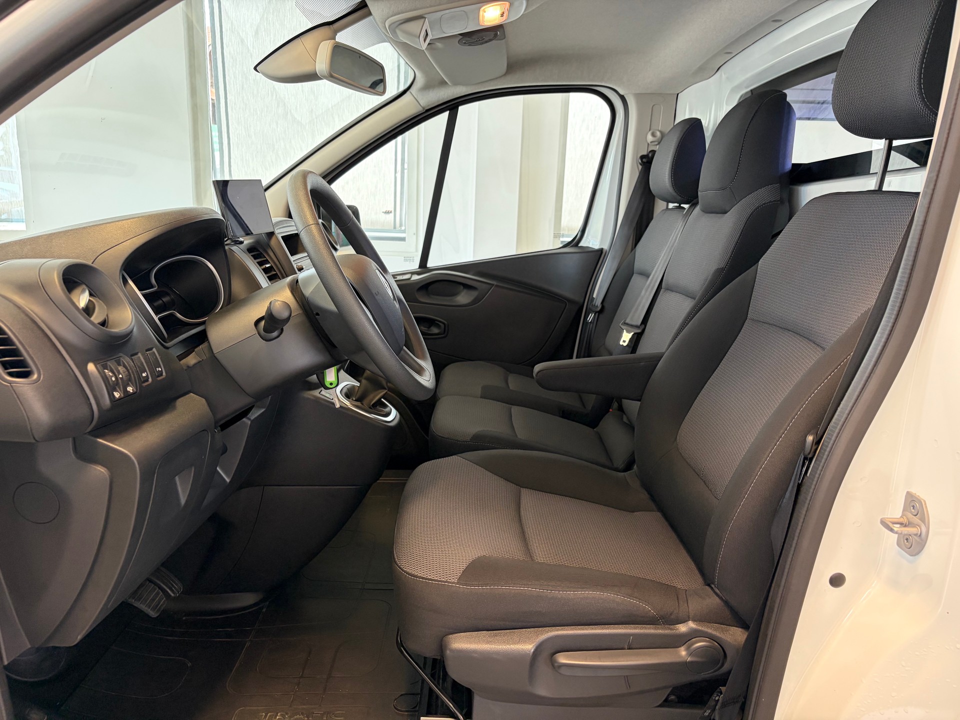 RENAULT Trafic 2.0 ENERGY dCi145 3.0t Business L1H1 A-image-6