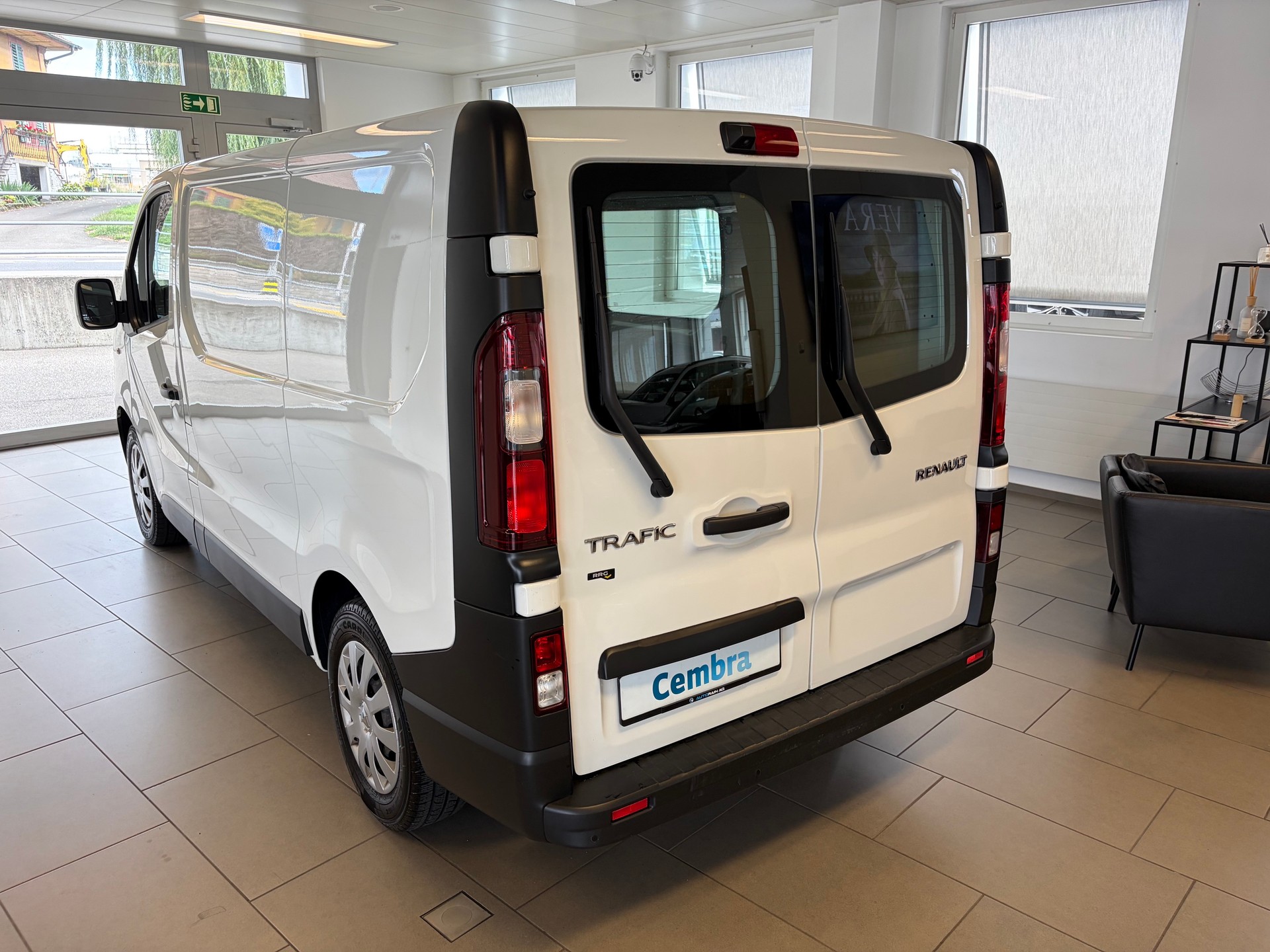 RENAULT Trafic 2.0 ENERGY dCi145 3.0t Business L1H1 A-image-3