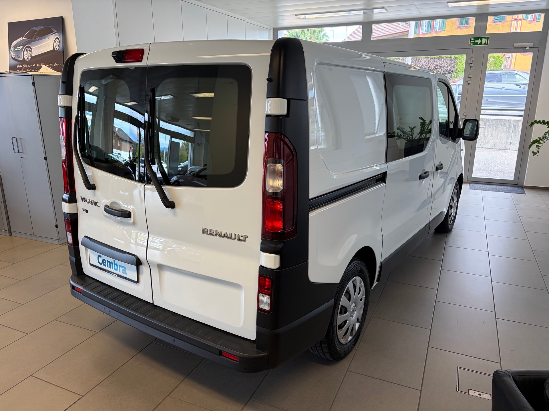 RENAULT Trafic 2.0 ENERGY dCi145 3.0t Business L1H1 A-image-2