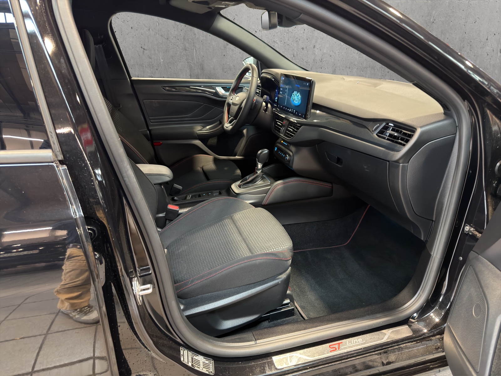 FORD Focus Station Wagon 1.0i EcoB Hybrid 155 ST-Line X-image-16