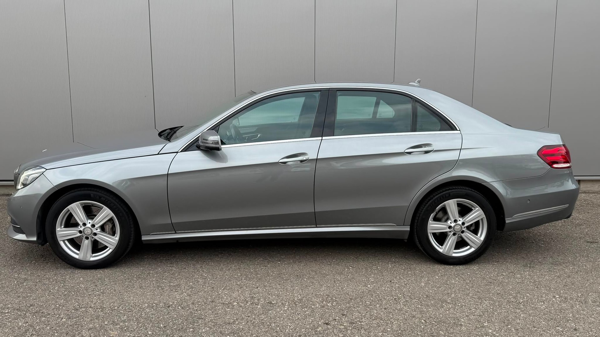 MERCEDES-BENZ E 400 Avantgarde 4Matic 7G-Tronic-image-4