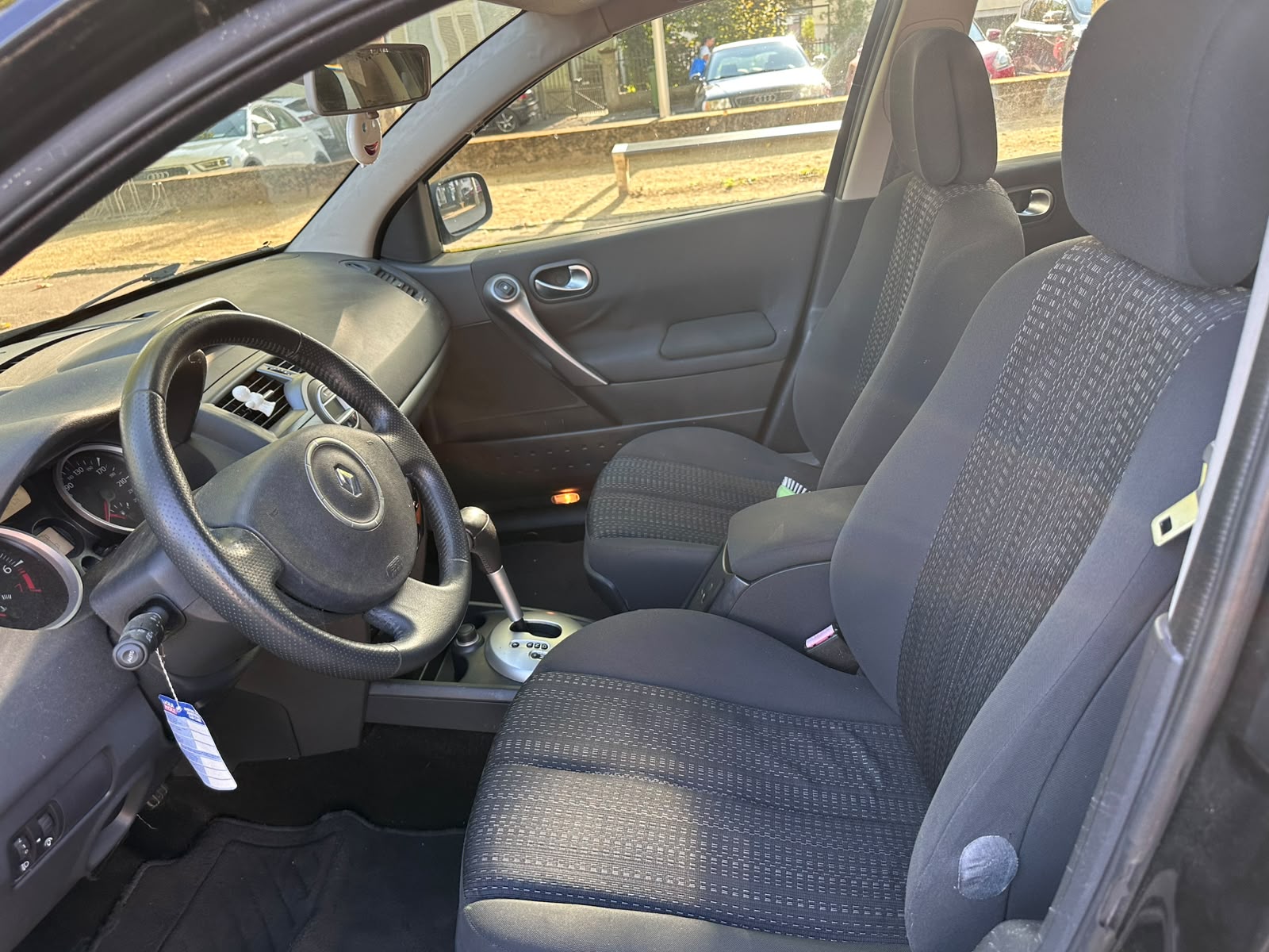 RENAULT Mégane 1.6 16V Dynamique-image-8