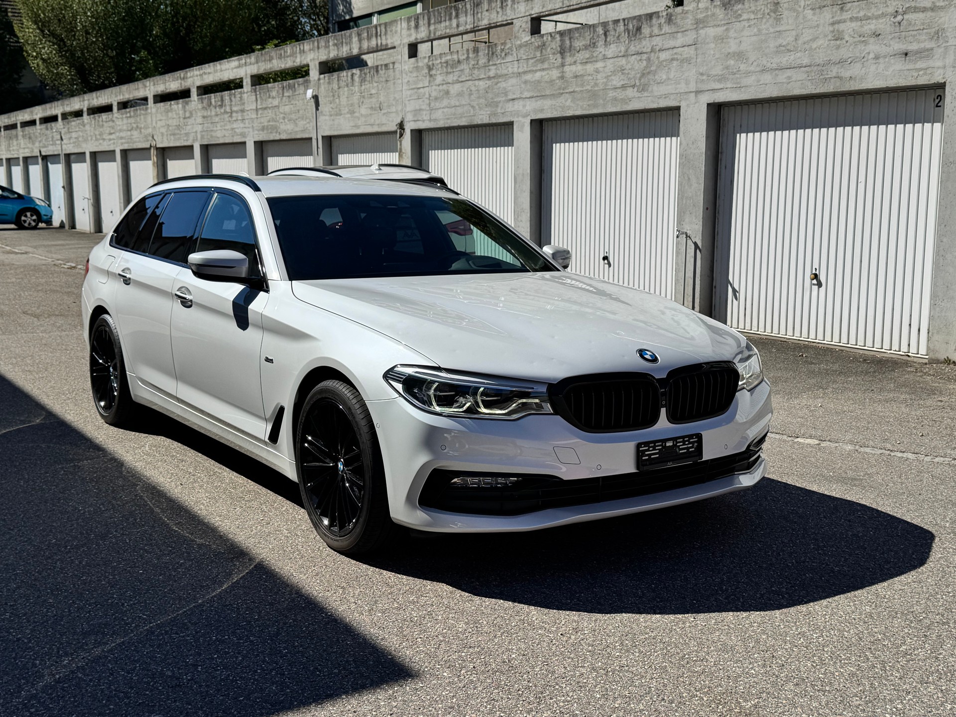 BMW 530i Touring Sport Line Steptronic*INDIVIDUAL AUSSTATTUNG*-image-1