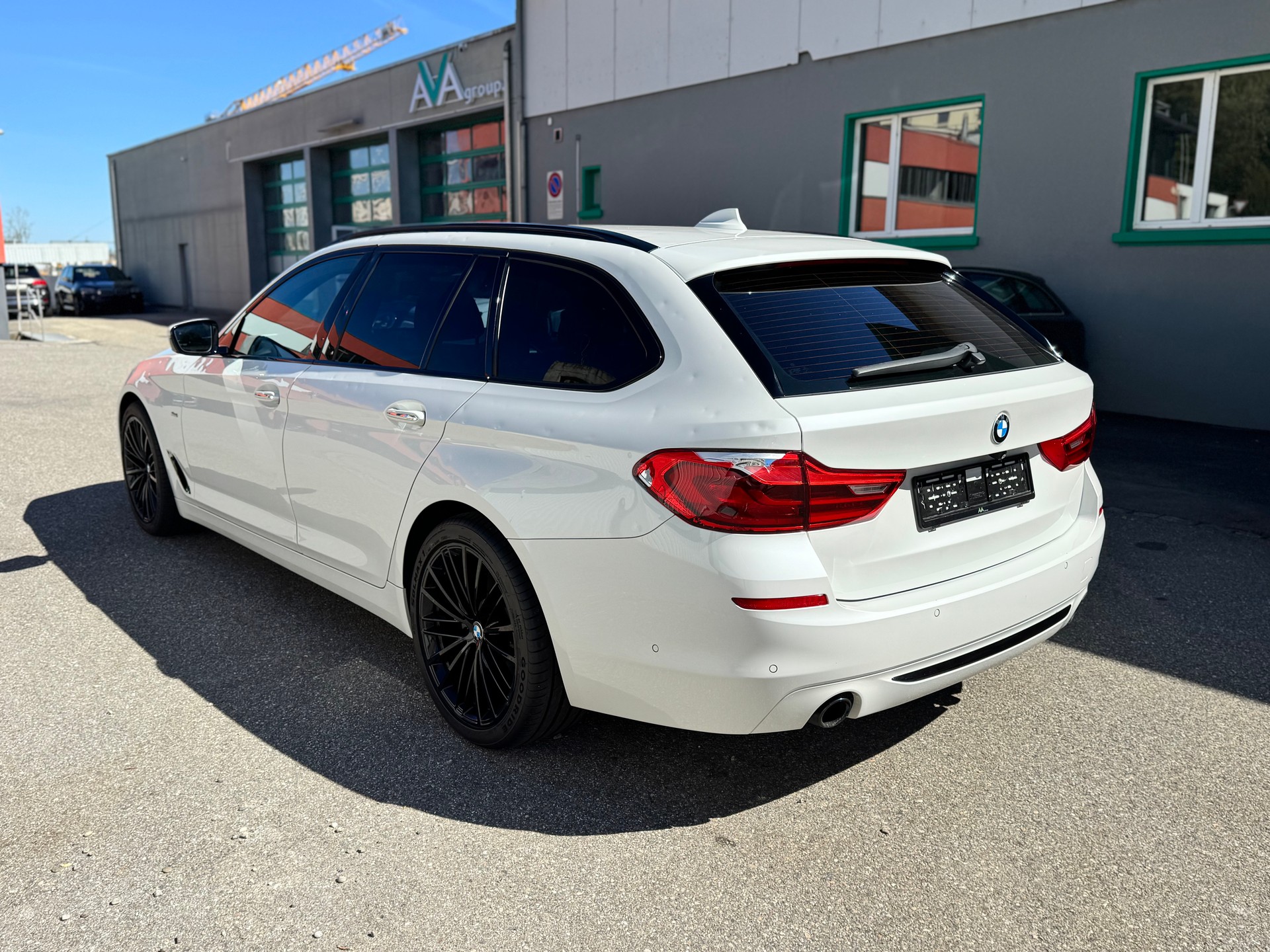 BMW 530i Touring Sport Line Steptronic*INDIVIDUAL AUSSTATTUNG*-image-6