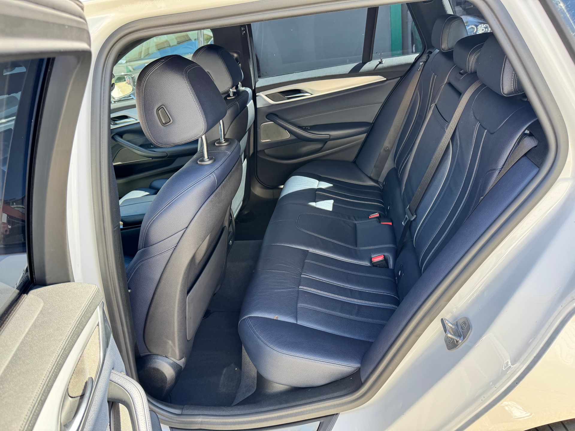 BMW 530i Touring Sport Line Steptronic*INDIVIDUAL AUSSTATTUNG*-image-13