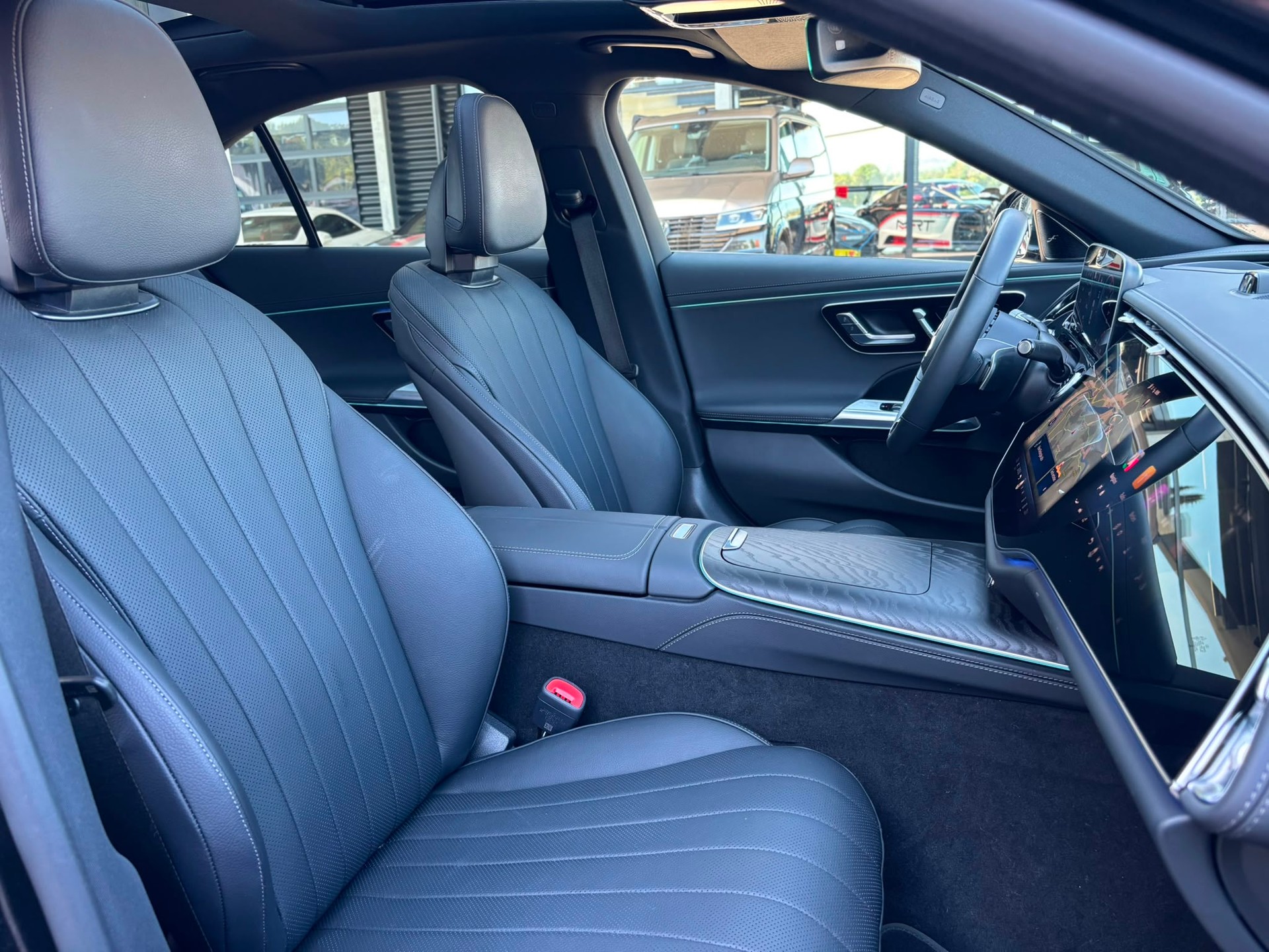 MERCEDES-BENZ E 300 e Exclusive 4Matic-image-6