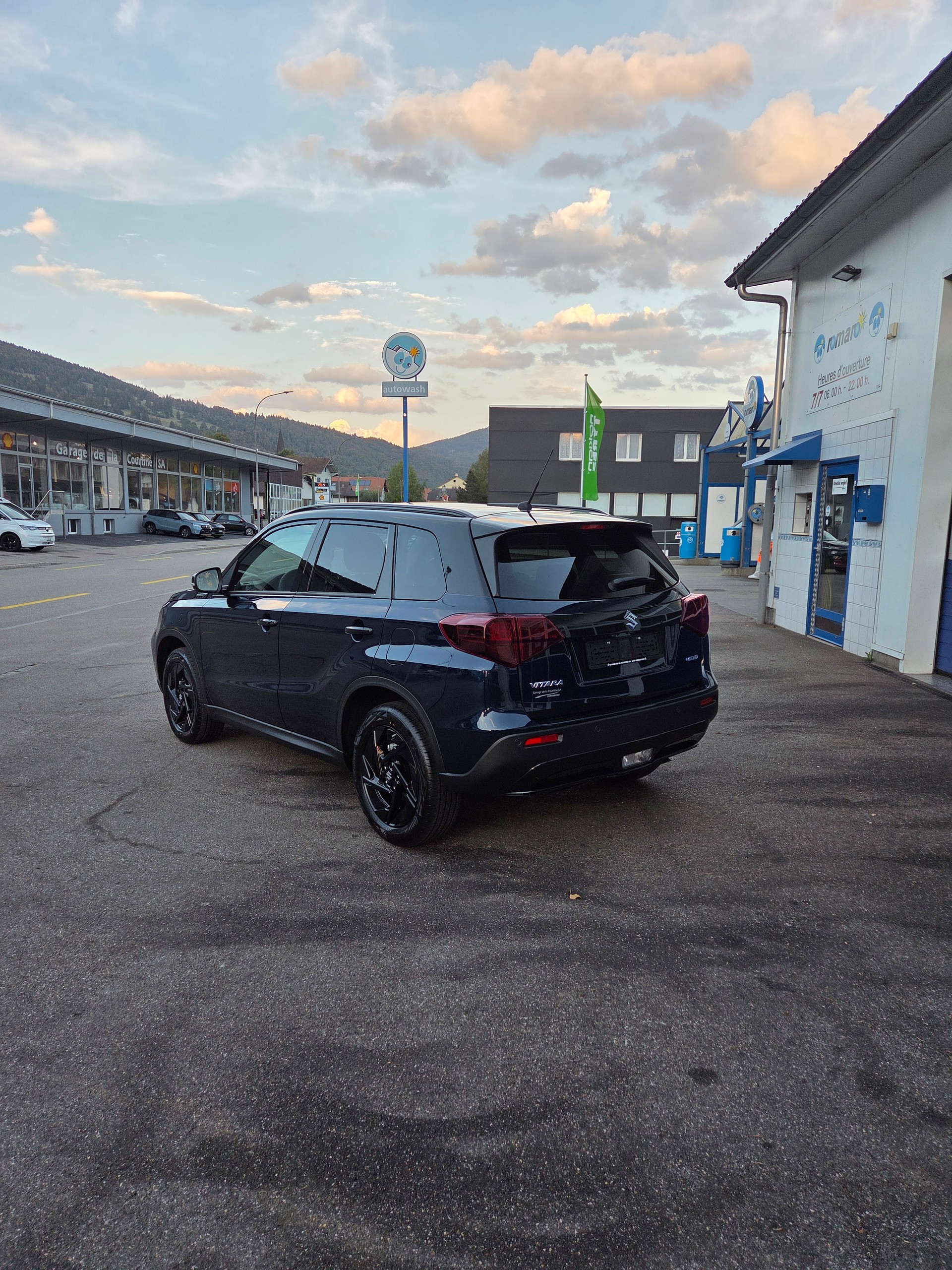 SUZUKI Vitara 1.4 Boosterjet Black Edition Top 4x4 Hybrid Automatic-image-3
