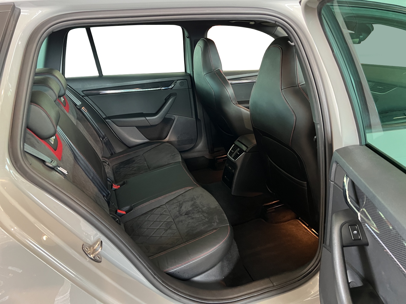 SKODA Octavia Combi 2.0 TDI RS DSG-image-7