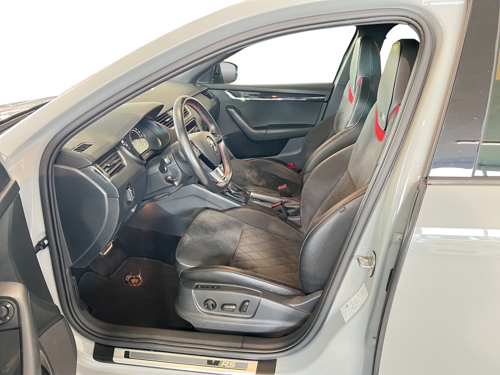 SKODA Octavia Combi 2.0 TDI RS DSG-image-8