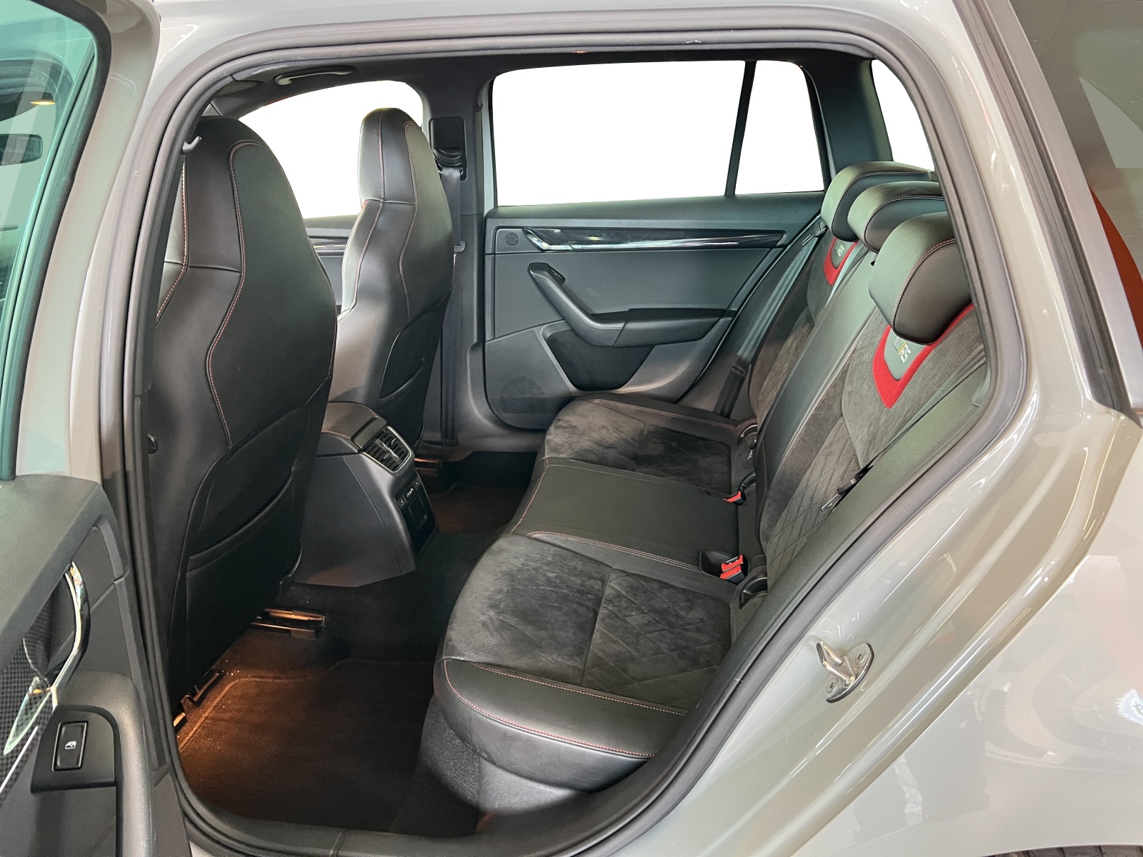 SKODA Octavia Combi 2.0 TDI RS DSG-image-10