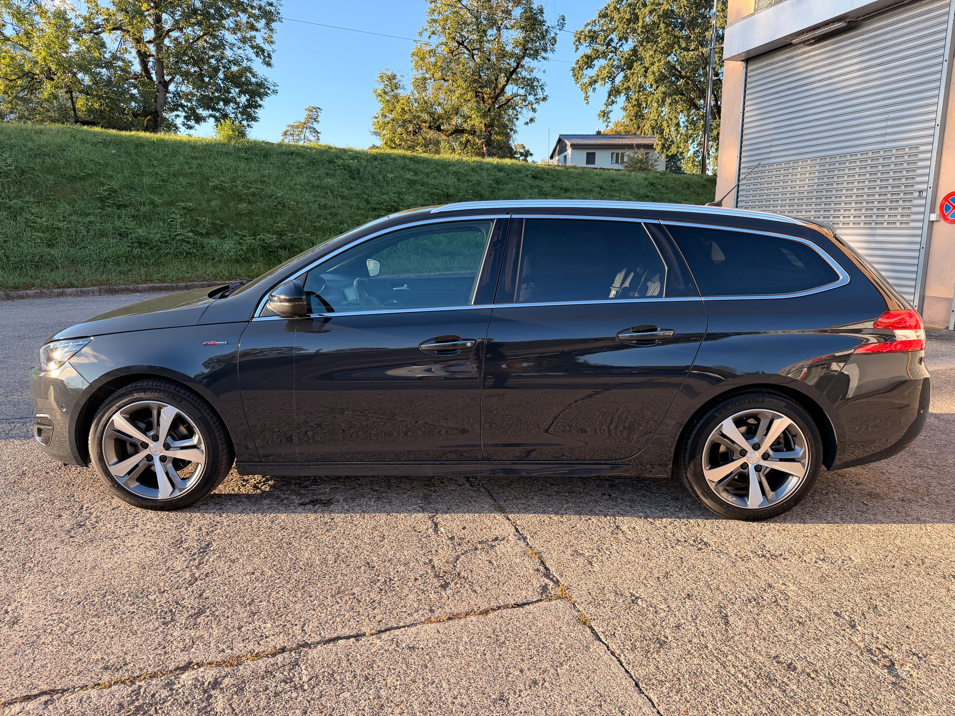 PEUGEOT 308 SW 1.2 THP GT Line Automatic-image-1