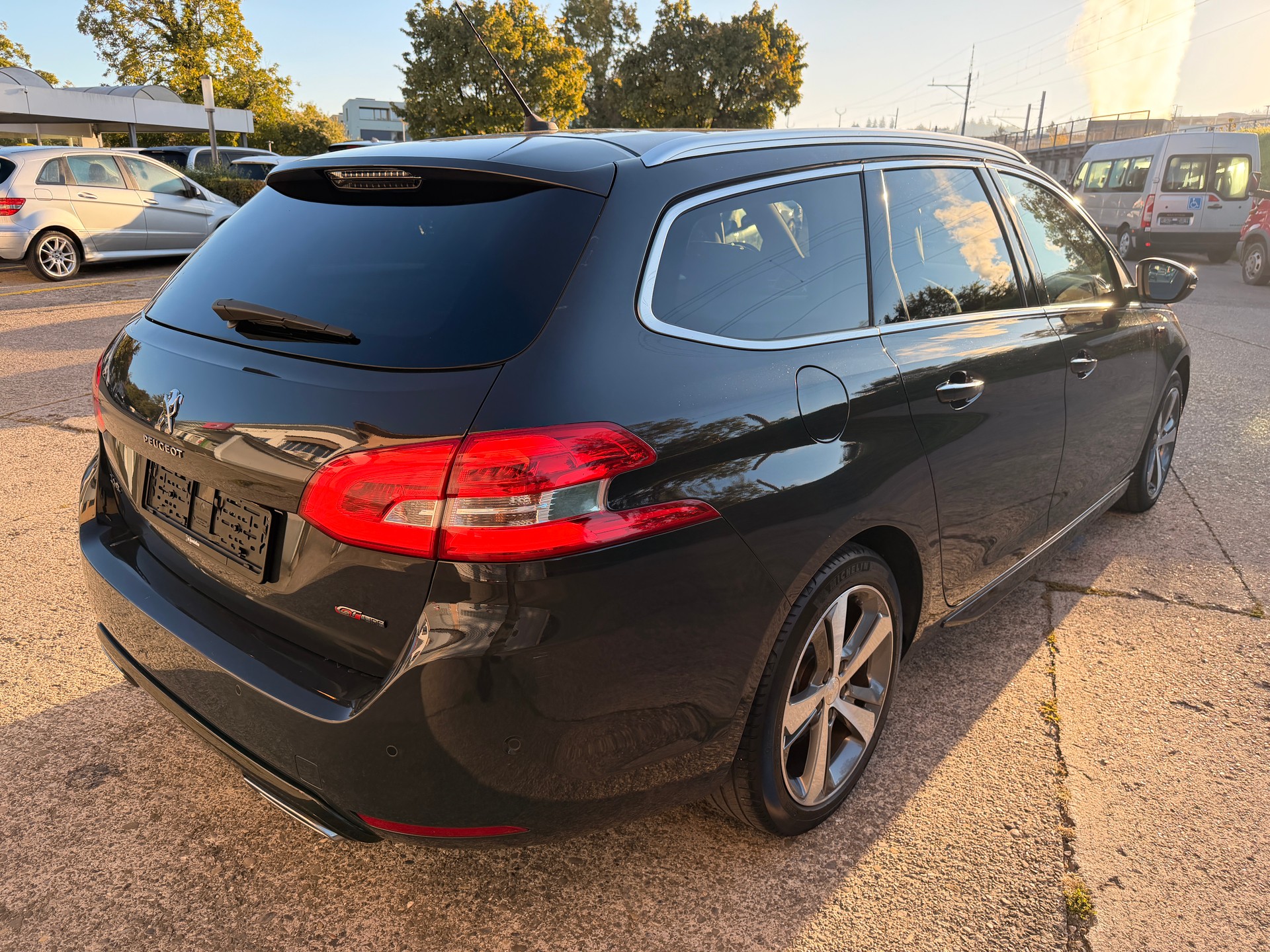 PEUGEOT 308 SW 1.2 THP GT Line Automatic-image-3