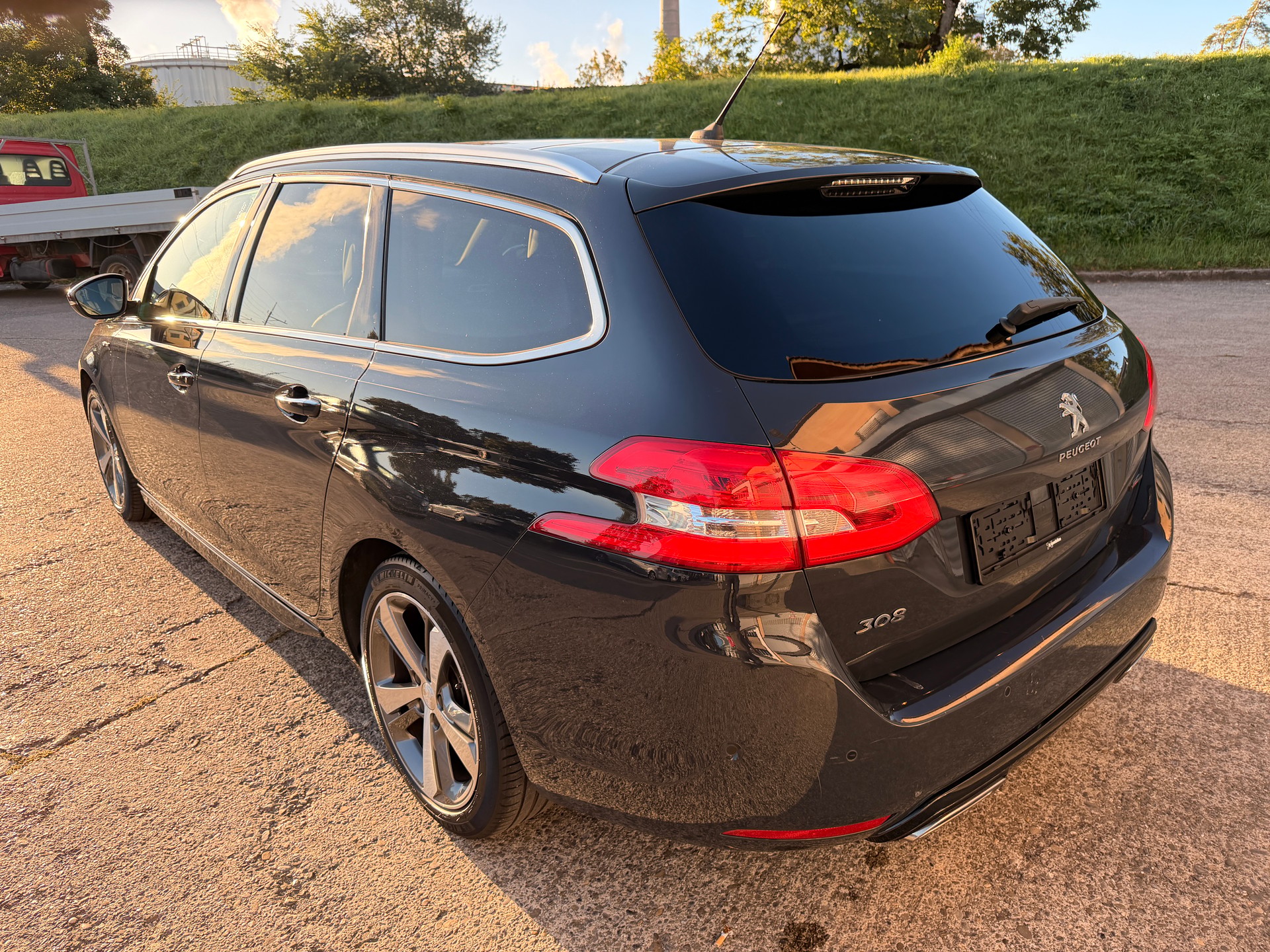 PEUGEOT 308 SW 1.2 THP GT Line Automatic-image-2