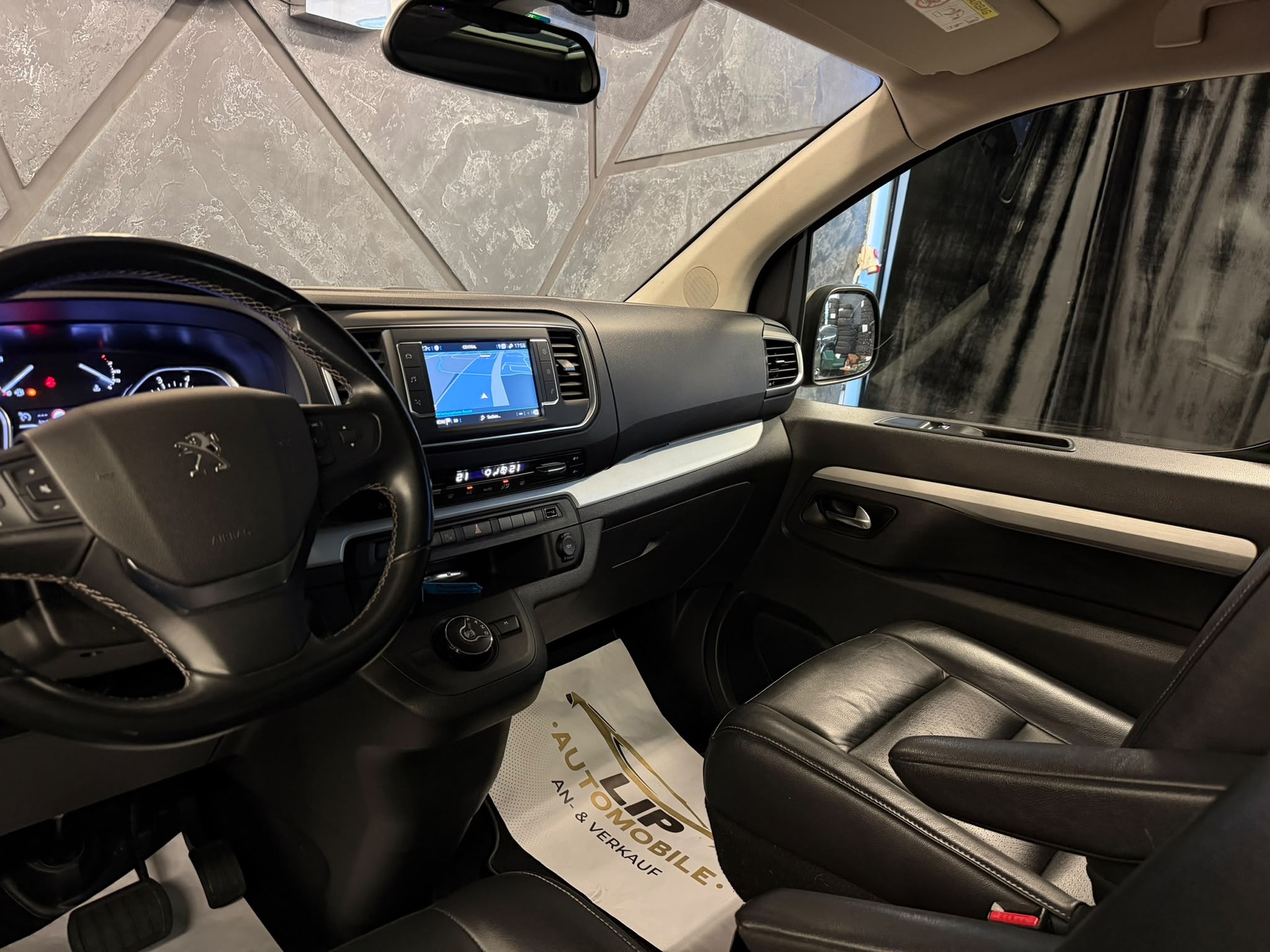 PEUGEOT Traveller 2.0 BlueHDi Allure Standard EAT8 VIP-image-10