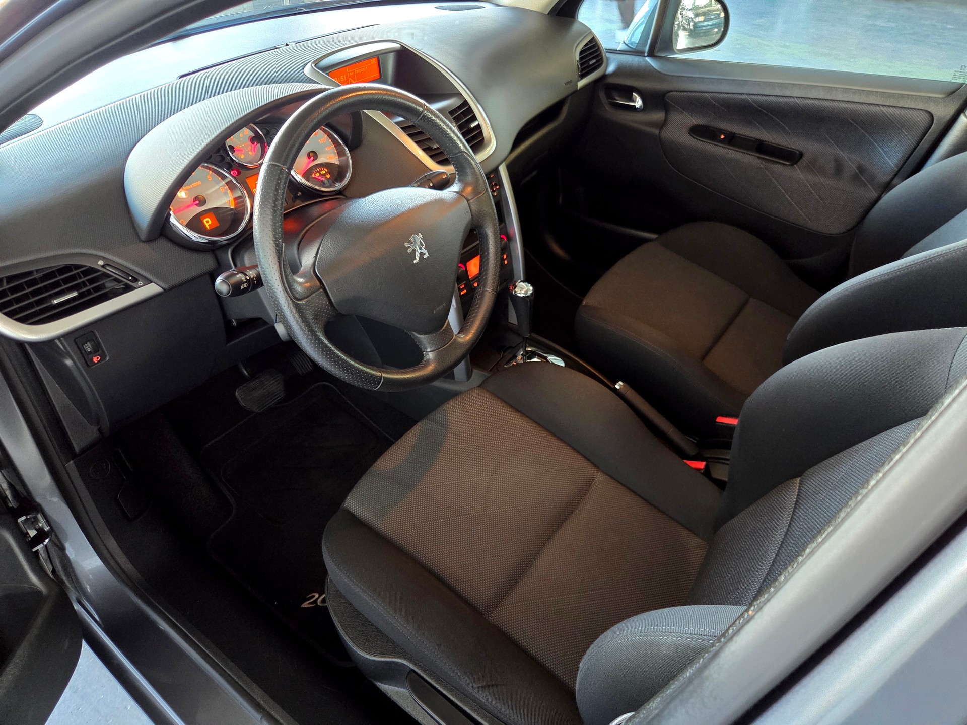 PEUGEOT 207 1.6 16V Sport Automatic-image-8
