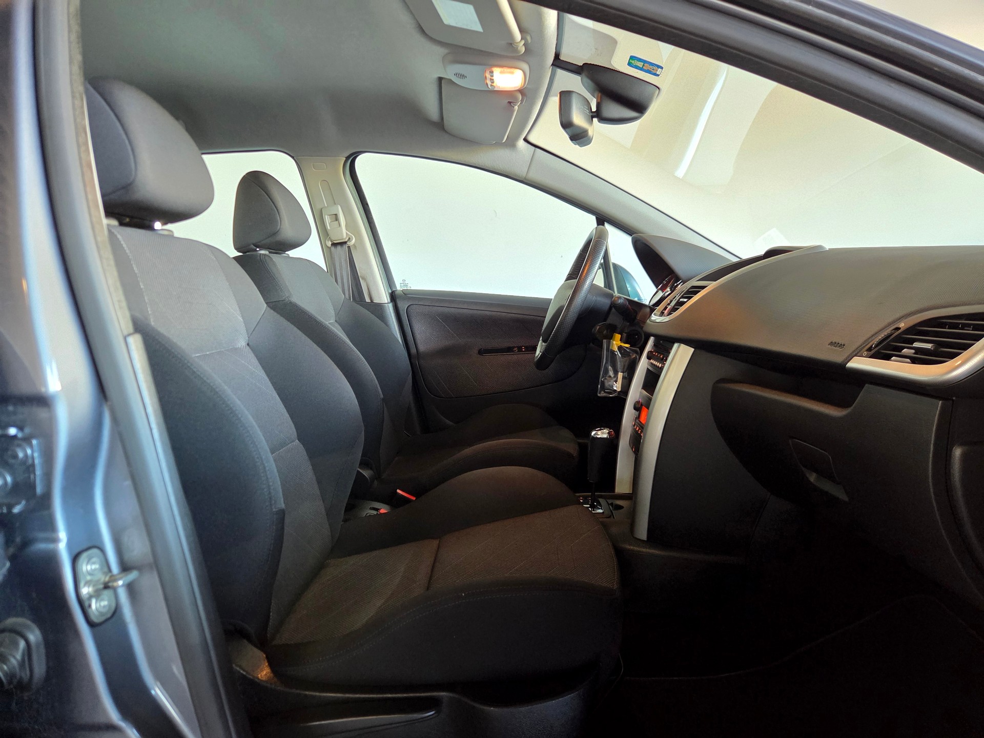 PEUGEOT 207 1.6 16V Sport Automatic-image-11