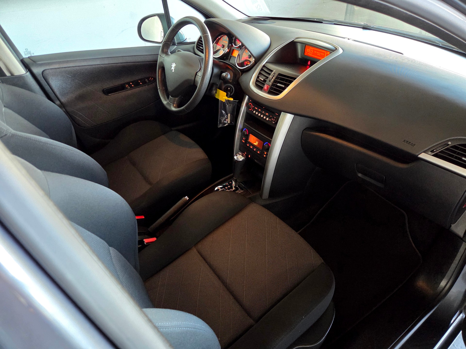 PEUGEOT 207 1.6 16V Sport Automatic-image-13