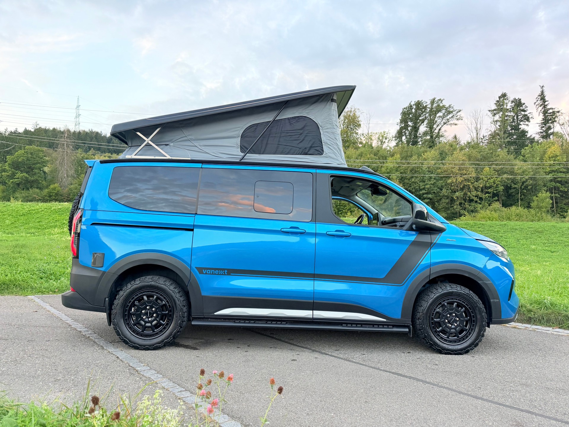 FORD "VANEXT OFFROAD" CAMPER 4X4 "FORD TOURNEO CUSTOM" HÖHER + 5 PLÄTZER AUTOMAT MIT AHK......SONDERANFERTIGUNG CH GEPRÜFT !!-image-1