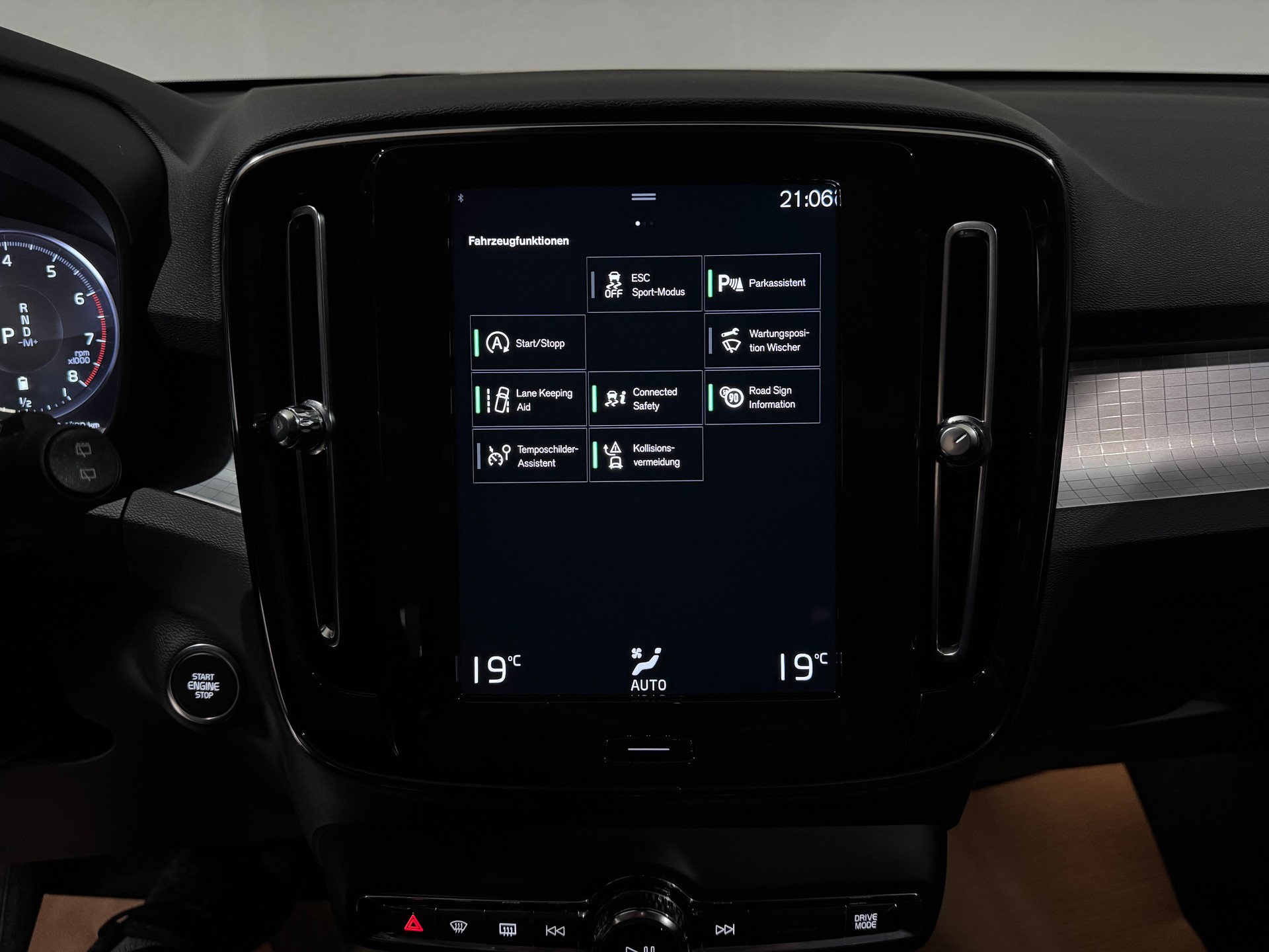 VOLVO XC40 B4 Benzin Mild Hybrid AWD Momentum Geartronic | 1.Hand | AHK |-image-19