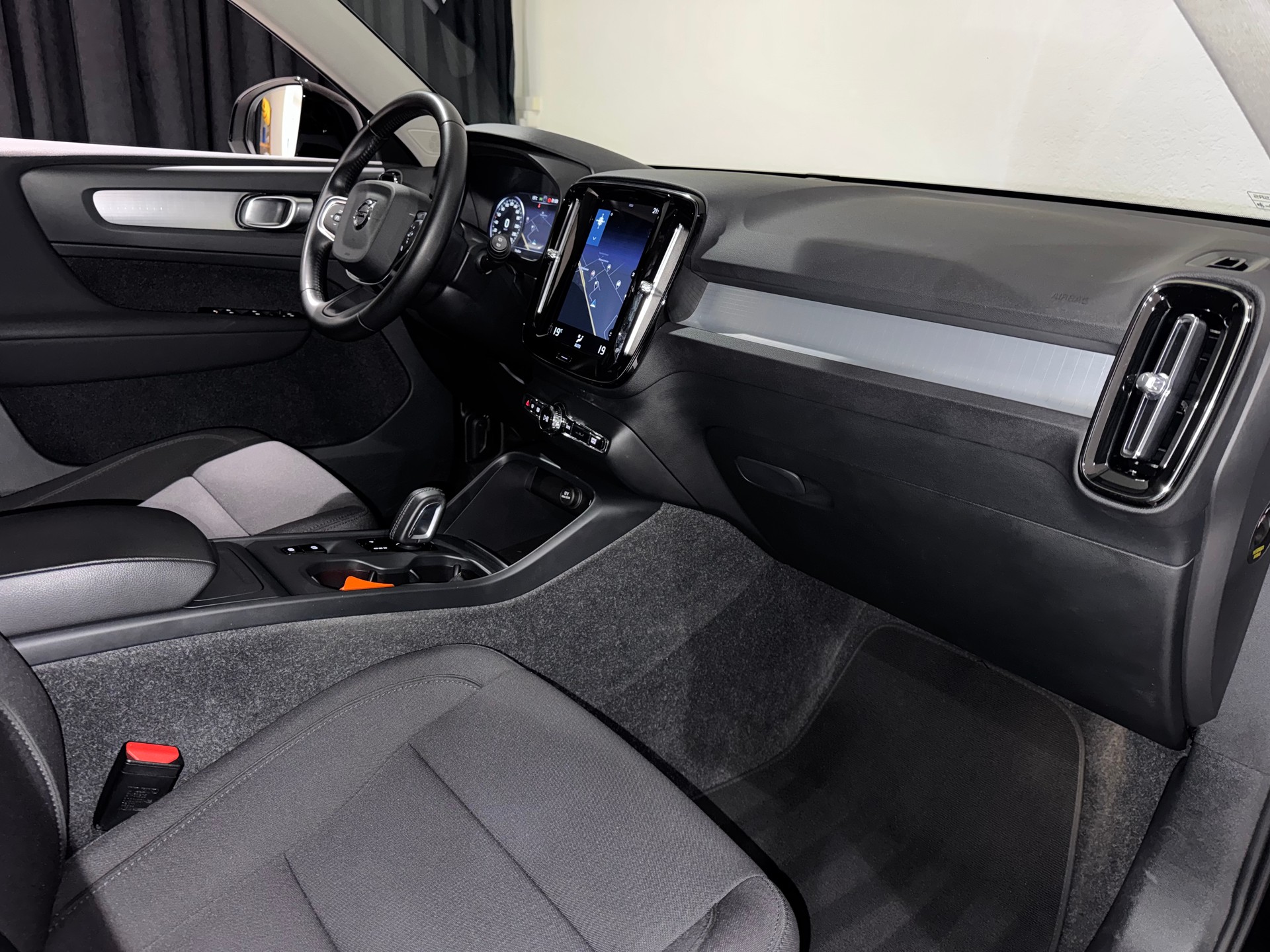 VOLVO XC40 B4 Benzin Mild Hybrid AWD Momentum Geartronic | 1.Hand | AHK |-image-14