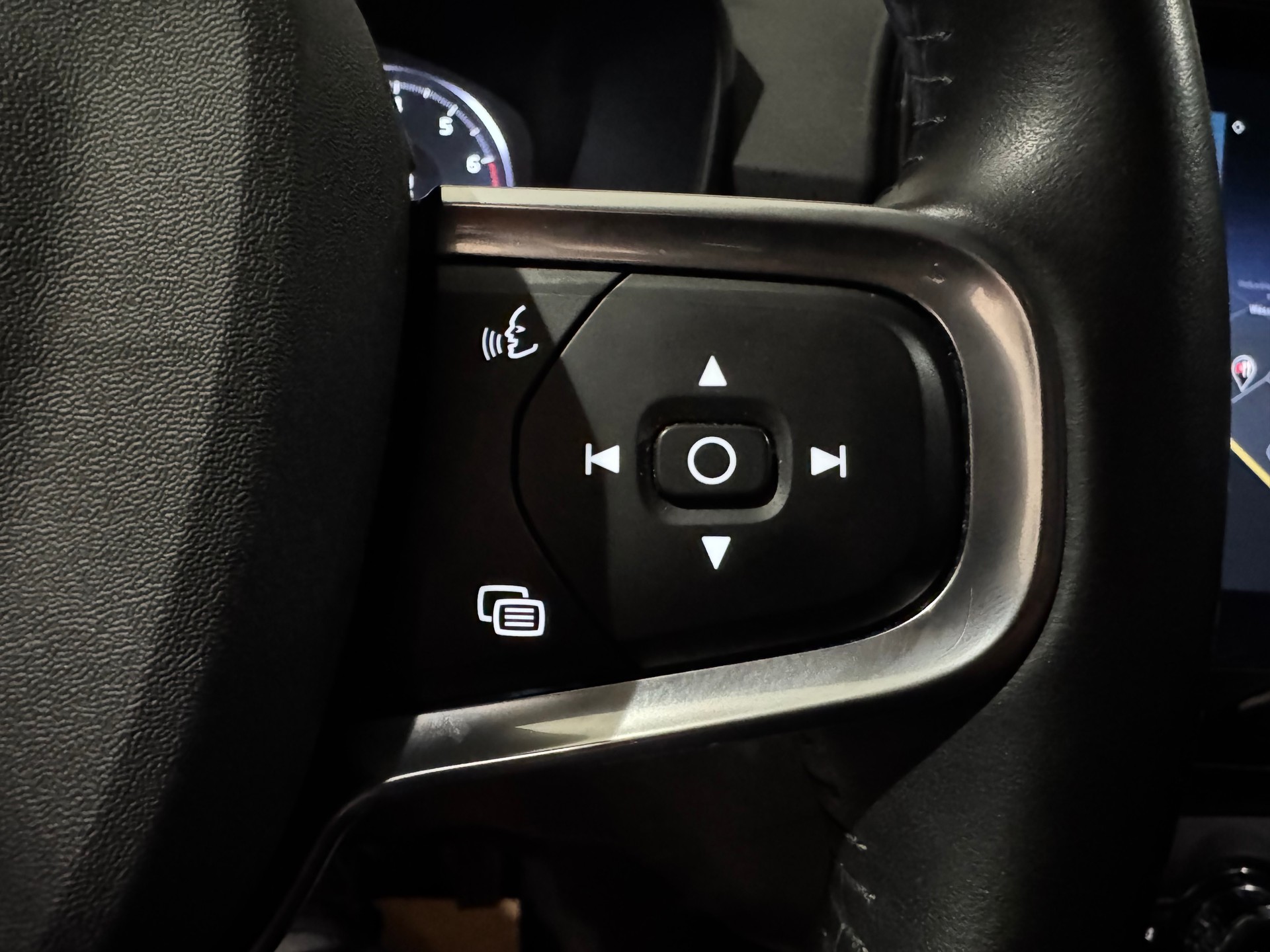 VOLVO XC40 B4 Benzin Mild Hybrid AWD Momentum Geartronic | 1.Hand | AHK |-image-21