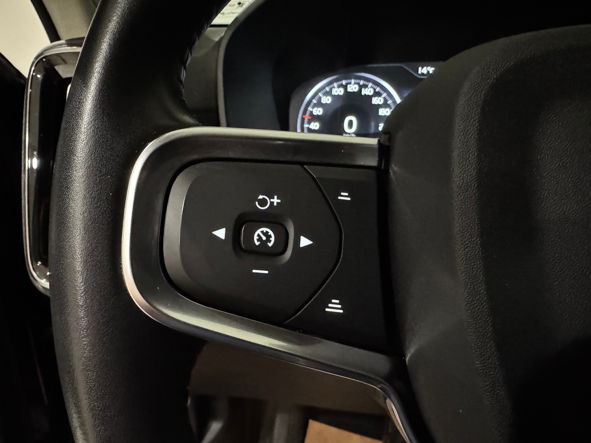 VOLVO XC40 B4 Benzin Mild Hybrid AWD Momentum Geartronic | 1.Hand | AHK |-image-22