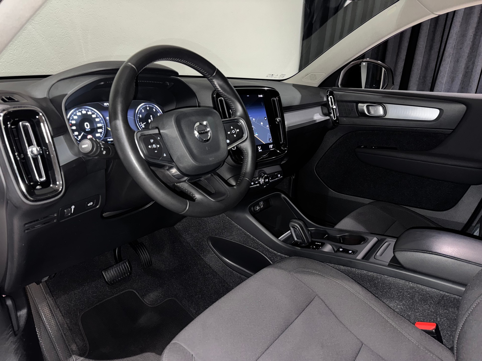 VOLVO XC40 B4 Benzin Mild Hybrid AWD Momentum Geartronic | 1.Hand | AHK |-image-13