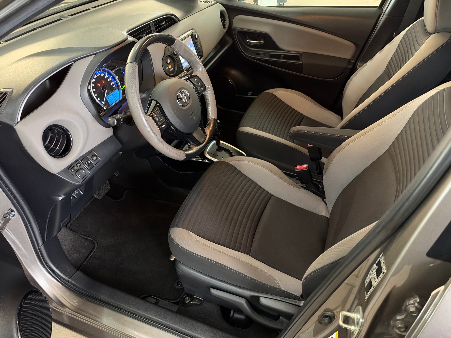 TOYOTA Yaris 1.5 VVT-i Hybrid Sol Premium e-CVT-image-9