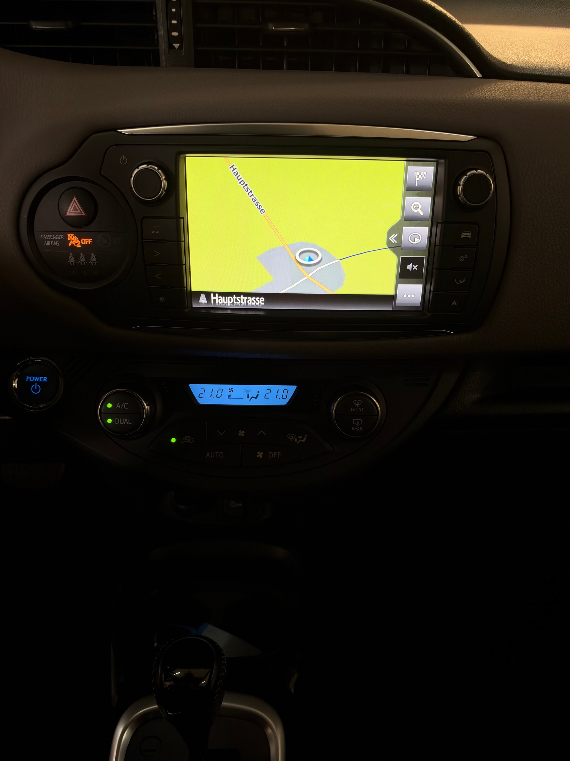 TOYOTA Yaris 1.5 VVT-i Hybrid Sol Premium e-CVT-image-16