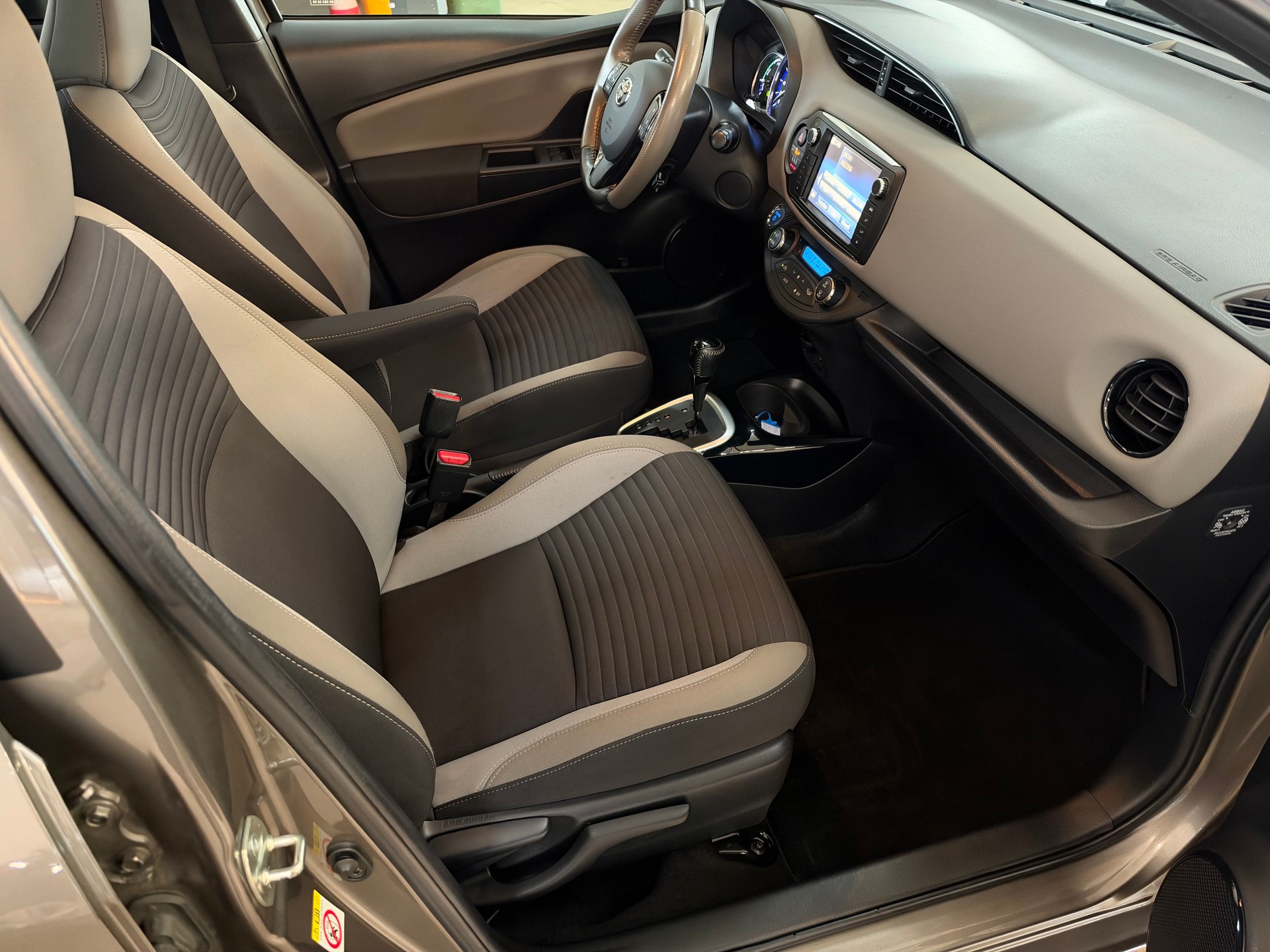 TOYOTA Yaris 1.5 VVT-i Hybrid Sol Premium e-CVT-image-10