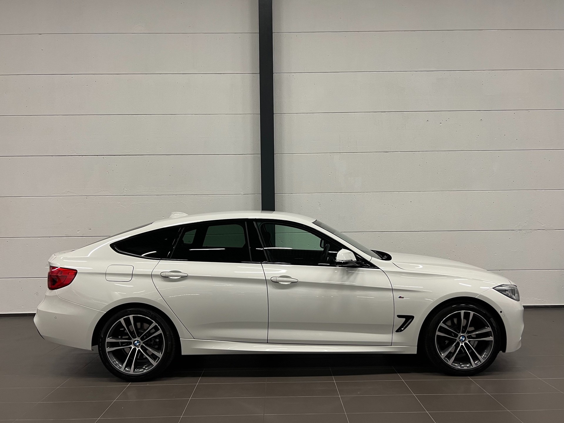 BMW 330d GT xDrive M Sport Steptronic-image-9