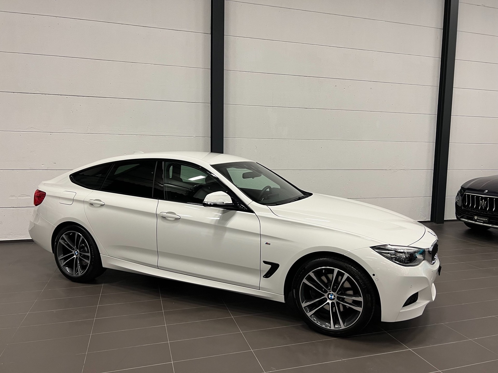 BMW 330d GT xDrive M Sport Steptronic-image-3